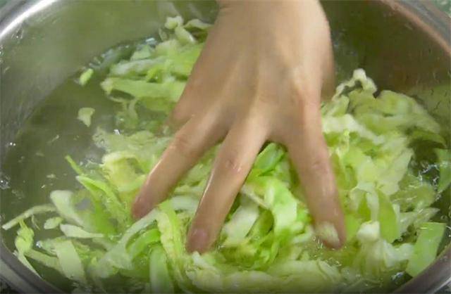 包菜炒粉条怎样做才好吃？技巧全在这里，难怪以前炒的粉条老粘锅