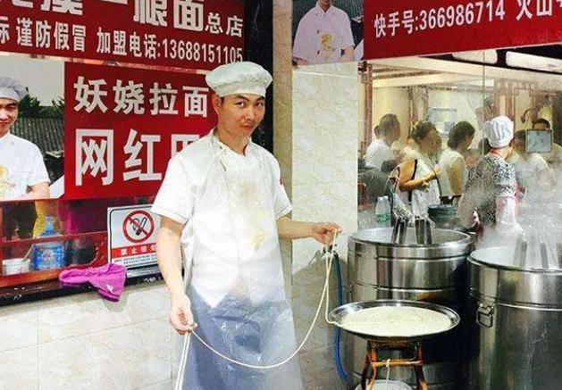 拉面哥田波一夜爆红，之后炒老板、娶女粉丝，如今过得怎样了？