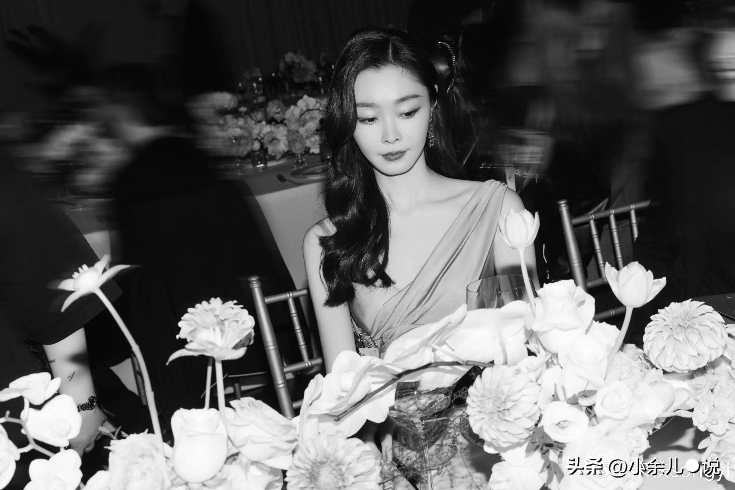 宋轶黑白港风复古照，美得与众不同