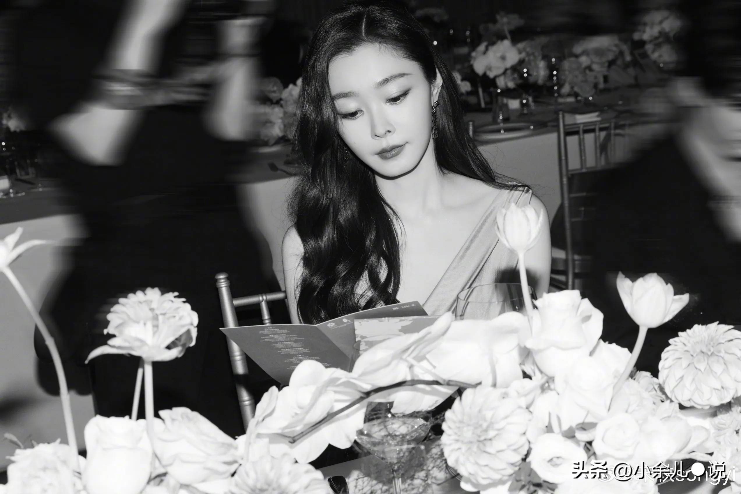 宋轶黑白港风复古照，美得与众不同