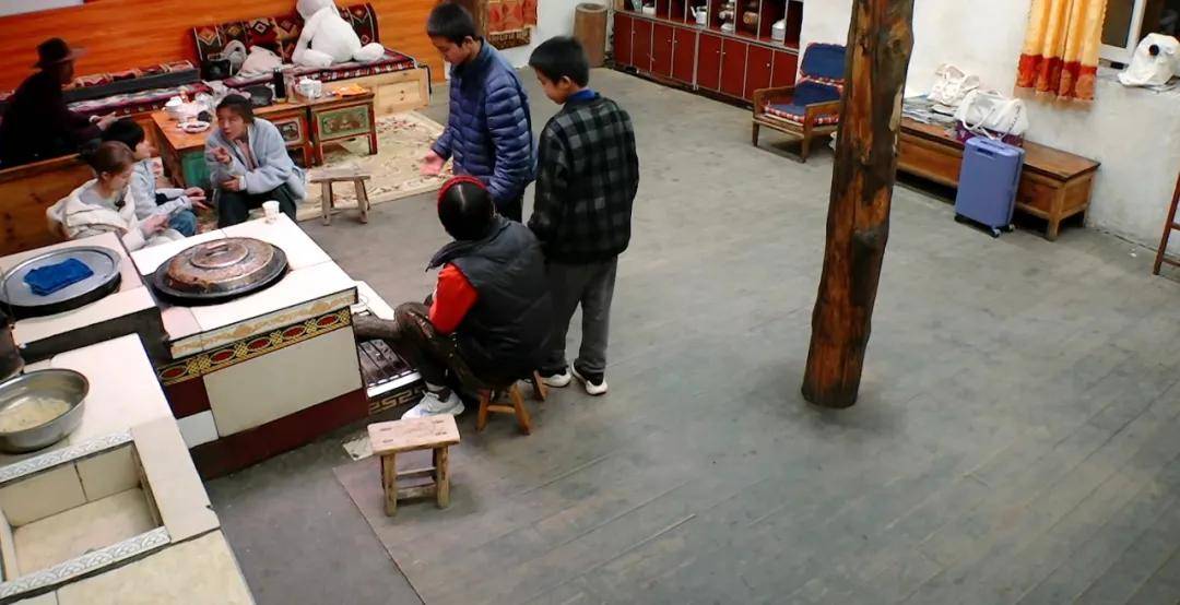 赵露思综艺停播！捆绑慈善消费村民影响出圈，网友支持停播整顿