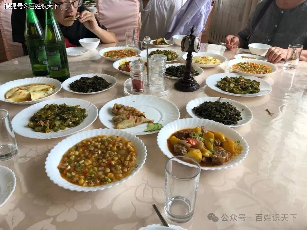 一个朝鲜导游的300元人生，工资三百人民币，手机售价过千