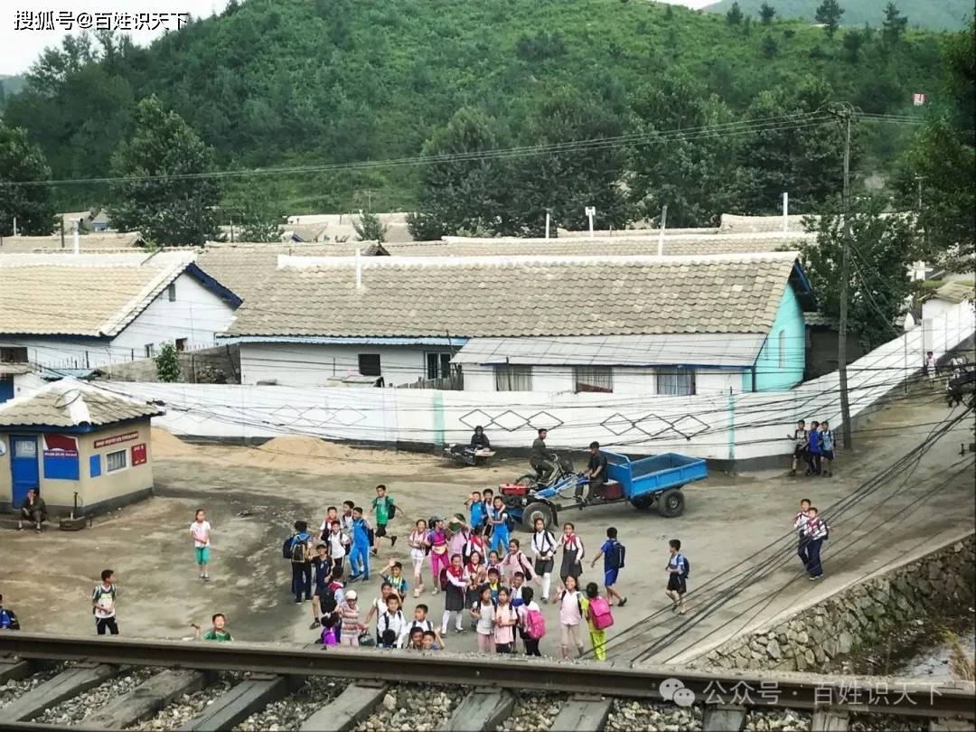 一个朝鲜导游的300元人生，工资三百人民币，手机售价过千