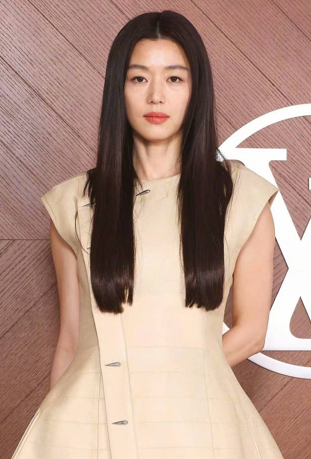 全智贤韩国版“刘涛”？, 老公炒币亏150亿, 女神逆袭疯狂营业填坑